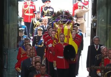 reine elizabeth II porteur mort 18 ans