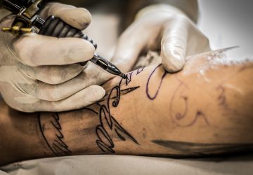 Accusé de viol, il simule sa mort et s'enfuit du pays. Il est retrouvé grâce à ses tatouages !