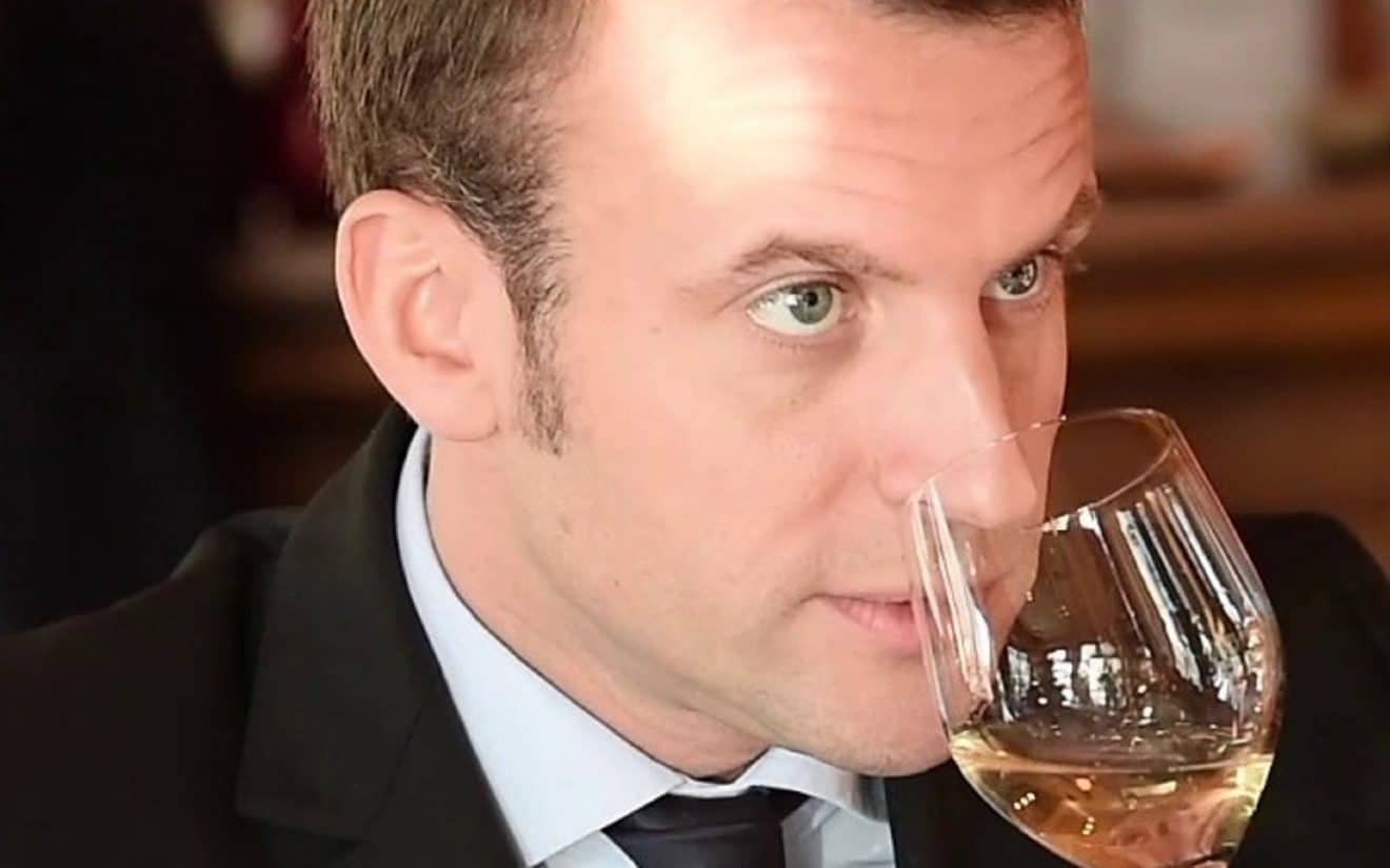Emmanuel Macron fin connaisseur d'œnologie ? Enfin, un chef de l’État affiche son goût pour le vin en vidéo