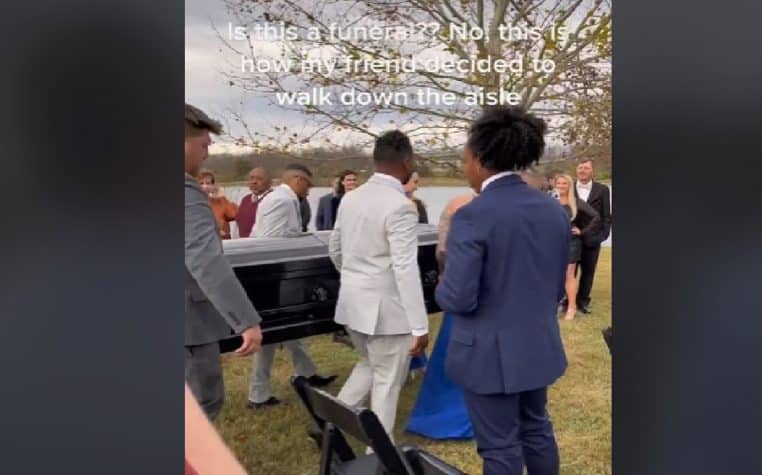 Insolite vidéo : il débarque en cercueil à son mariage