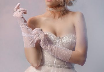 La mère du marié suscite la controverse sur les réseaux à cause de la tenue qu'elle a optée pour le mariage de son fils