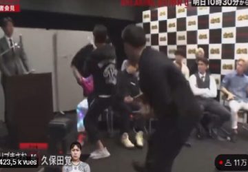 MMA : un combattant détruit son adversaire à coups de chaise lors d'une conférence de presse