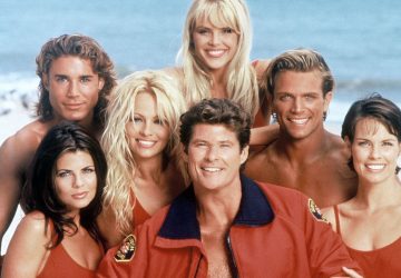 Une actrice de la série Alerte à Malibu surprend ses fans avec de nouvelles photos en lingerie rouge : elle ne fait pas son âge (Vidéo)