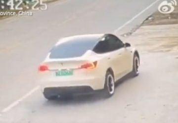 accident tesla folle chine camera surveillance video (1)