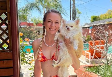 Femme inséparable de ses chiens