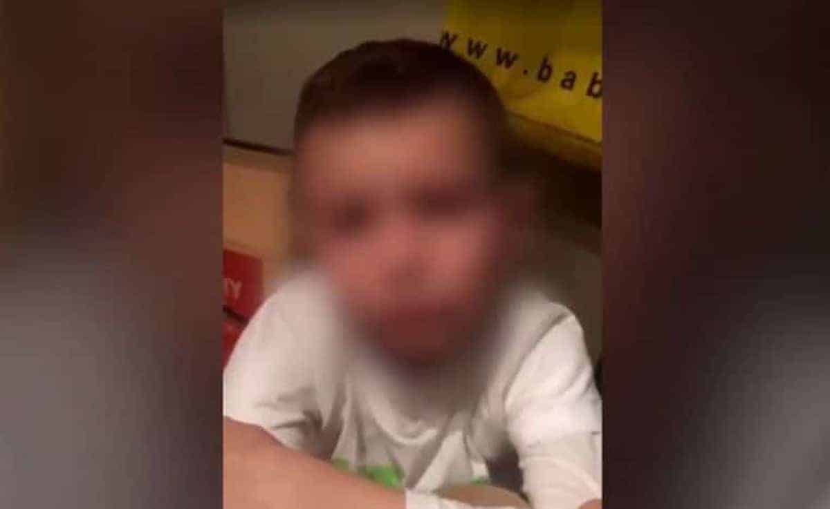 petit garcon harcele frappe ecole - 1