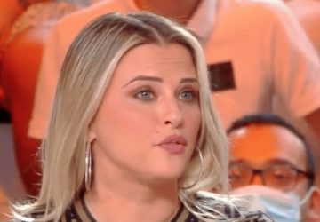 Kelly Vedovelli joue les reines du désert (Photo)