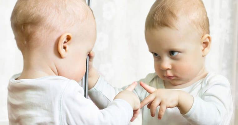 enfant parler seul santé cerveau