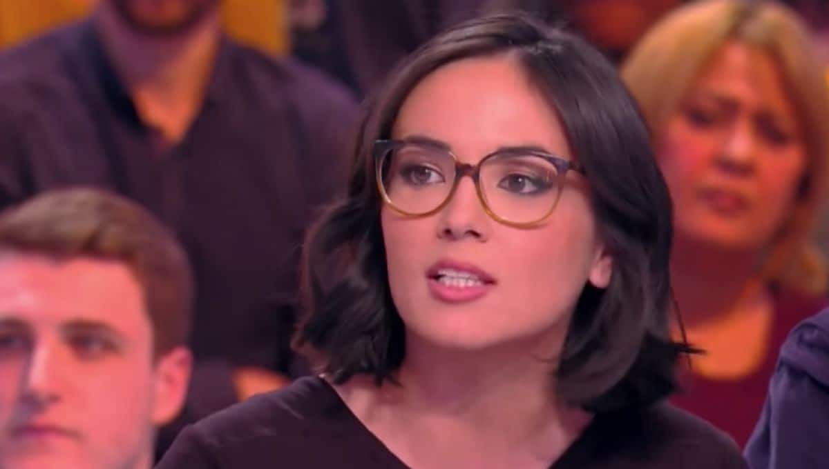 agathe auproux mini jupe fait monter temperature