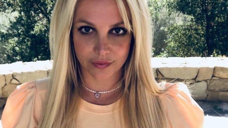 britney spears pose seins nus internet