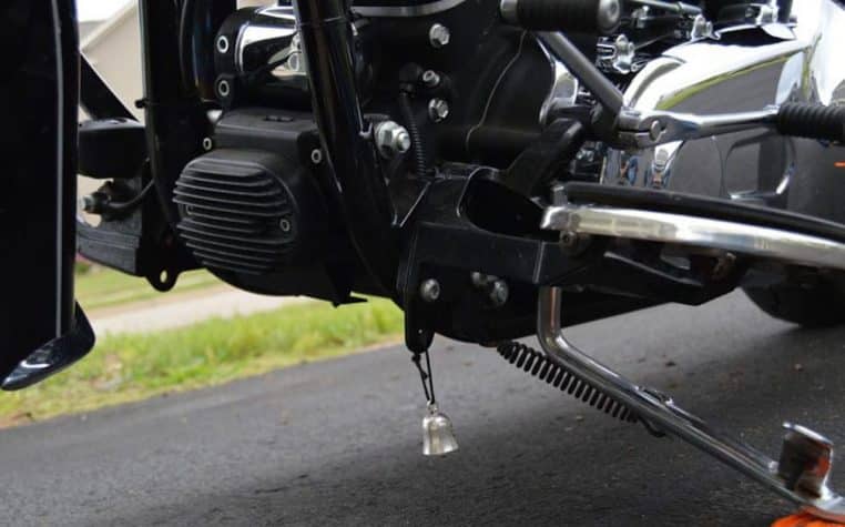 Le saviez-vous : À quoi sert la clochette fixée sur les motos des