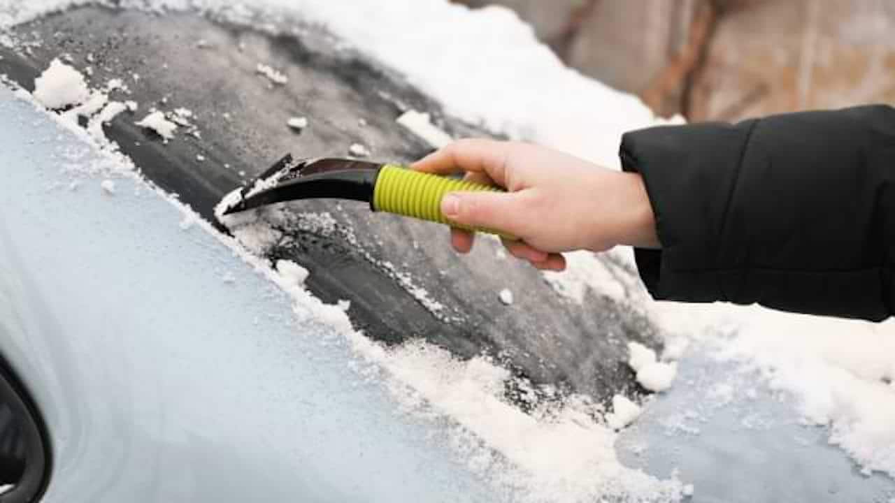 Le saviez-vous : Comment bien dégivrer votre voiture avec un grattoir ?