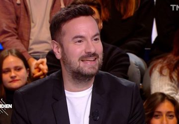 Kyan Khojandi arborant une perruque dans l'émission Quotidien