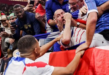kylian mbappe supporter echauffement ko