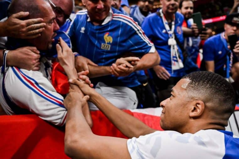 supporter kylian mbappe echauffement ko