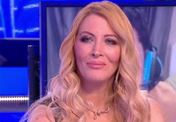 Bas résille, body et gants : Loana apparait dans une tenue très s*xy