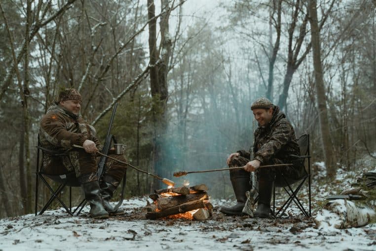 Chasseurs au coin du feu 