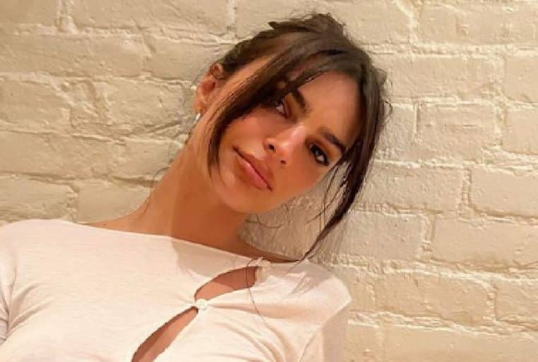 Emily Ratajkowski se dévoile avec un maxi décolleté