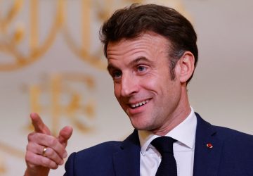 emmanuel macron président france espagne manifestation