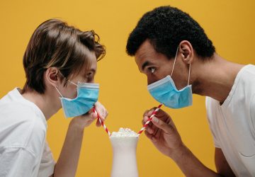 Face à la vague Covid qui menace le monde, l'OMS adapte ses recommandations
