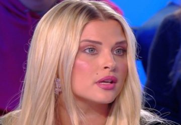 Kelly Vedovelli en cropt top et veste léopard : elle envoie du lourd (Photos)