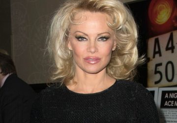 Pamela Anderson agression série enfance