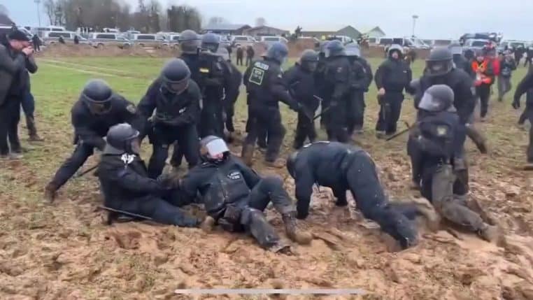 police allemagne boue policiers humour insolite