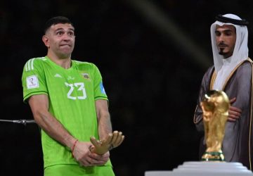 chien Emiliano Martinez (1) kylian mbappé