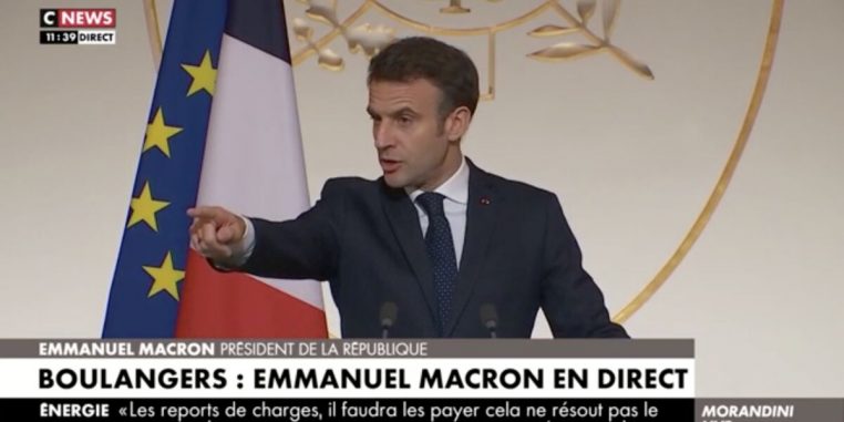 Emmanuel Macron vient au secours d'une jeune femme