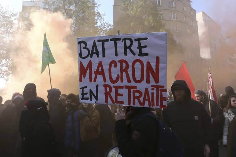 macron photo manifestation france retraites