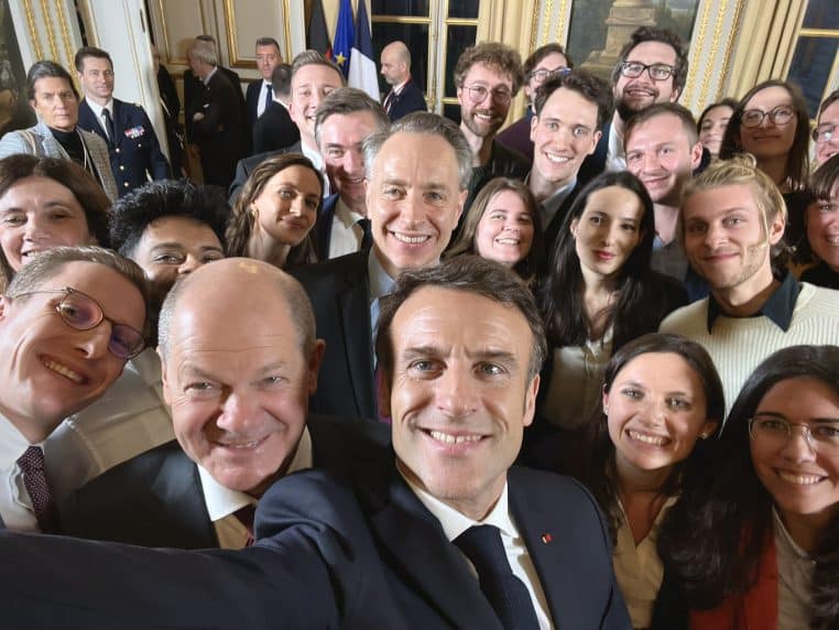 Selfie entre E. Macron et Olaf Scholz.