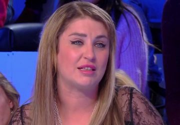Amandine Pellissard prend la pose en soubrette pour provoquer ces détrateurs
