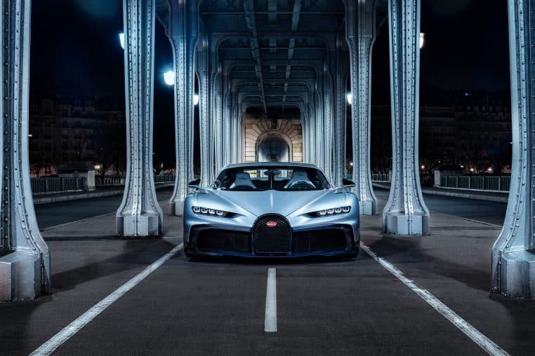 Bugatti paris clash piste cyclable france twitter