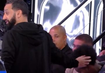 Cyril Hanouna touche les cheveux d'une personne du public