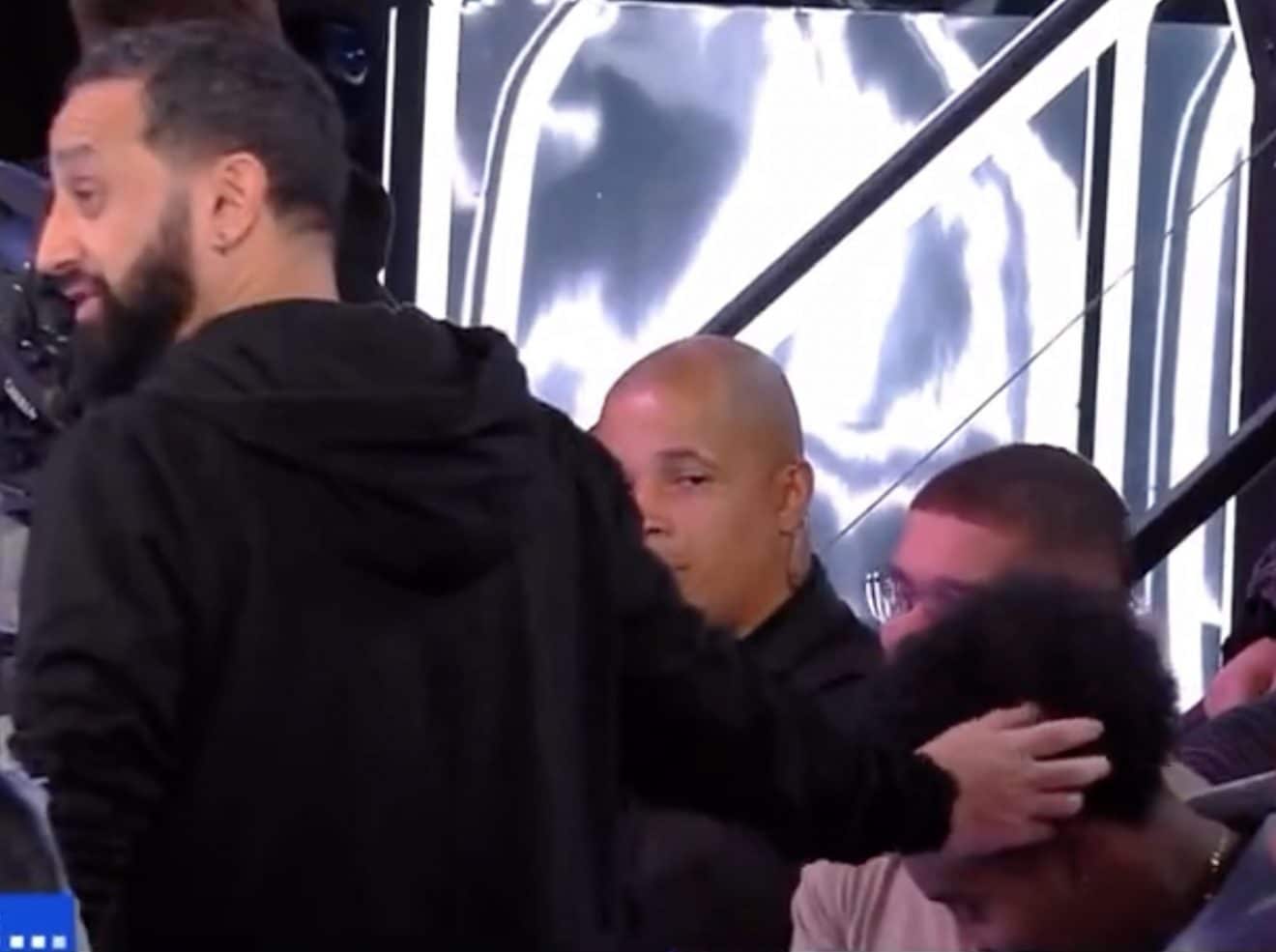 Cyril Hanouna touche les cheveux d'une personne du public