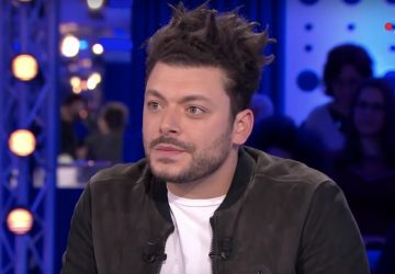 Kev Adams aborde le harcèlement scolaire dans son nouveau spectacle, un sujet très personnel