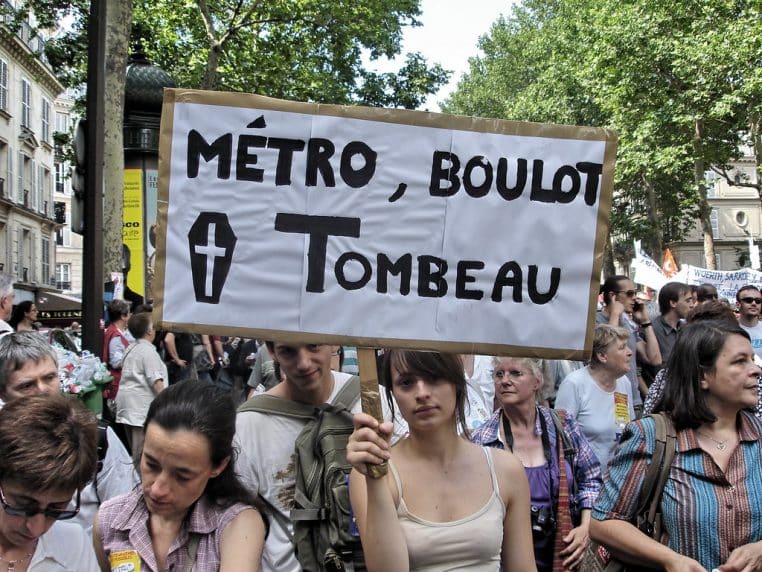 metro boulot tombeau pancarte manifestation retraite france