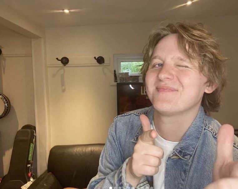 chanteur lewis capaldi victime crise gilles tourette