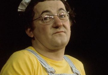 coluche comportement denonce ami