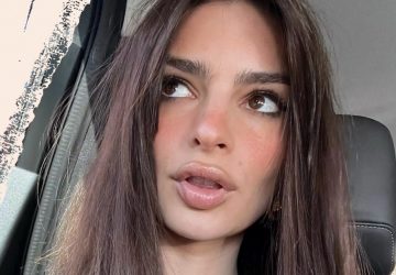 emily ratajkowski pose fesses dos