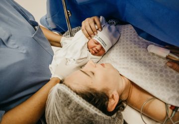Une sage-femme balance les pires phrases des pères pendant l'accouchement