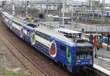 Il la pousse sur les rails du RER