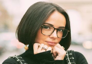 Agathe Auproux en robe très courte : elle éblouit