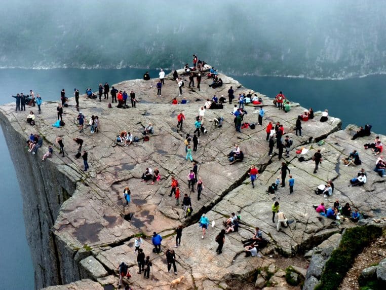 poisson d'avril blague humour histoire falaise fake news information