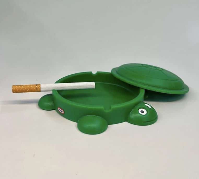 Jouets pour enfants censés représenter des thèmes de la vie d'adulte