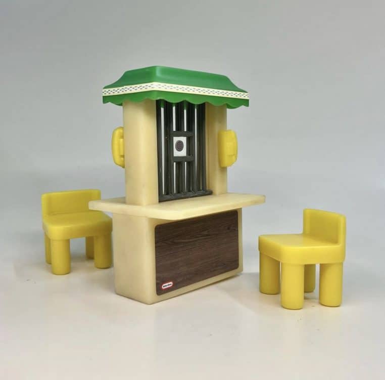 Jouets pour enfants censés représenter des thèmes de la vie d'adulte