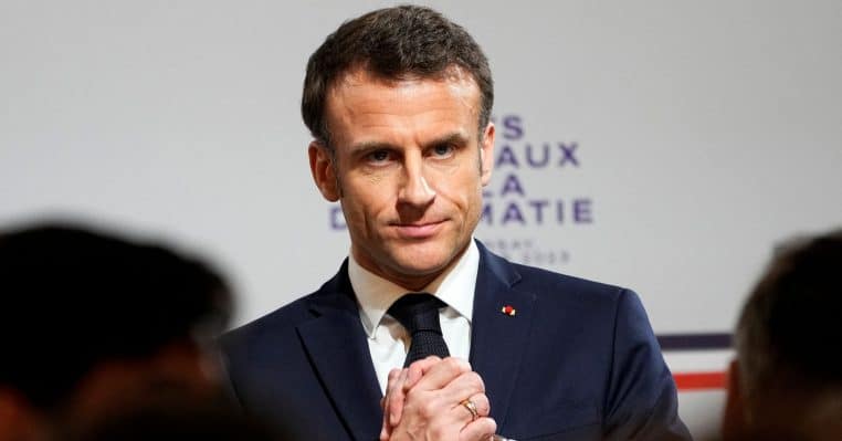 Emmanuel Macron politique président france réforme des retraites travail