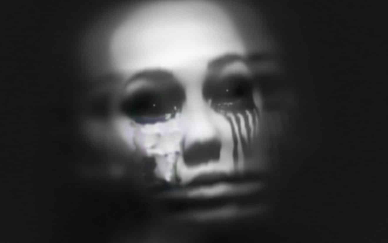 Paranormal : troublante photographie du fantôme d’une « fille aux yeux noirs »
