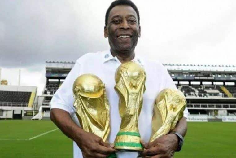 Le joueur Pelé avec ses trophées