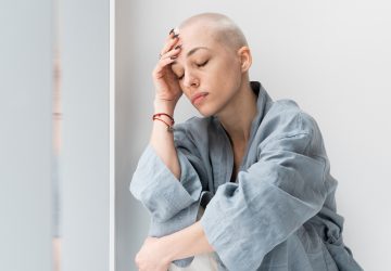 Pendant six mois, les médecins la renvoient chez elle malgré les douleurs, on lui diagnostique un cancer de stade 4